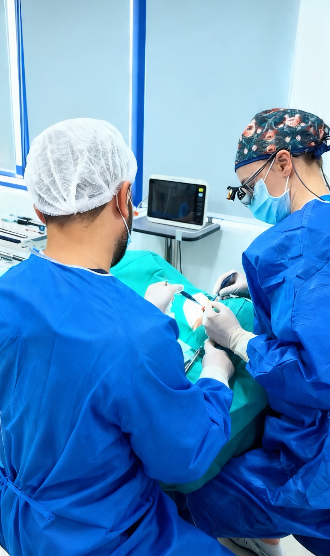 Echipă chirurgicală Marhaba în sala de operație
